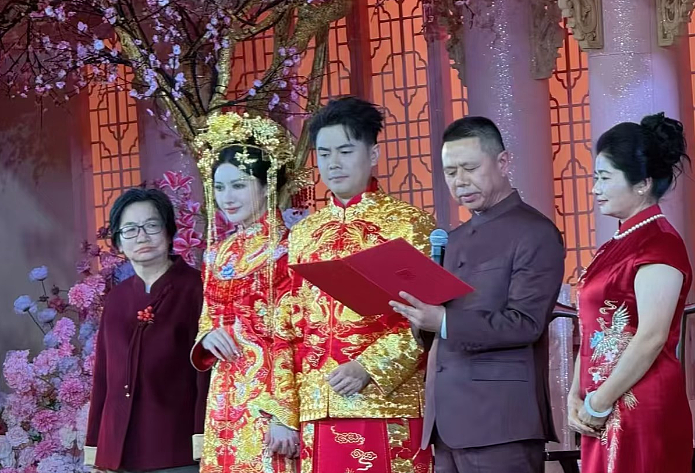 600亿强强联姻！霸王茶姬创始人与“光伏女神”办婚礼，婚礼现场全是奶茶（组图） - 3