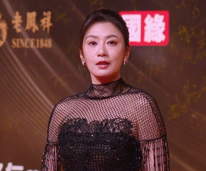国剧盛典红毯星光黯淡，全靠中年女星撑场，生图显出她们真实状态（组图） - 3