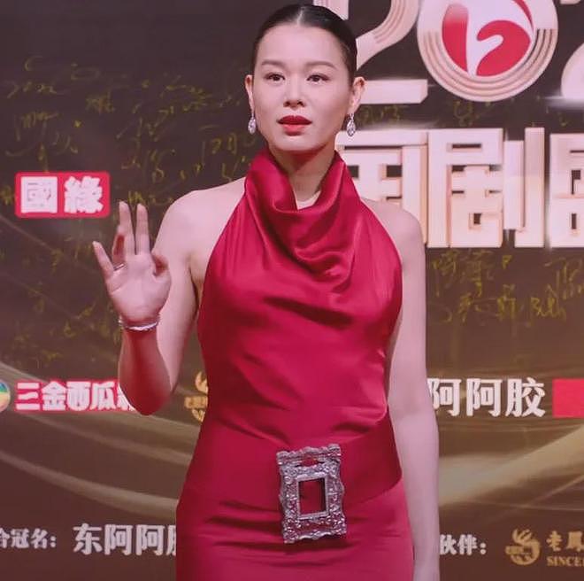 国剧盛典红毯星光黯淡，全靠中年女星撑场，生图显出她们真实状态（组图） - 10