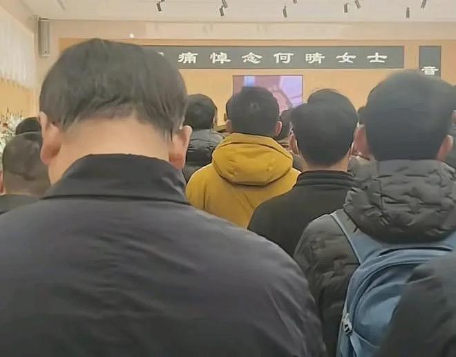 两个不舍：离别时何晴拉儿子手不想放开，许何抱紧骨灰盒不舍分开（组图） - 2