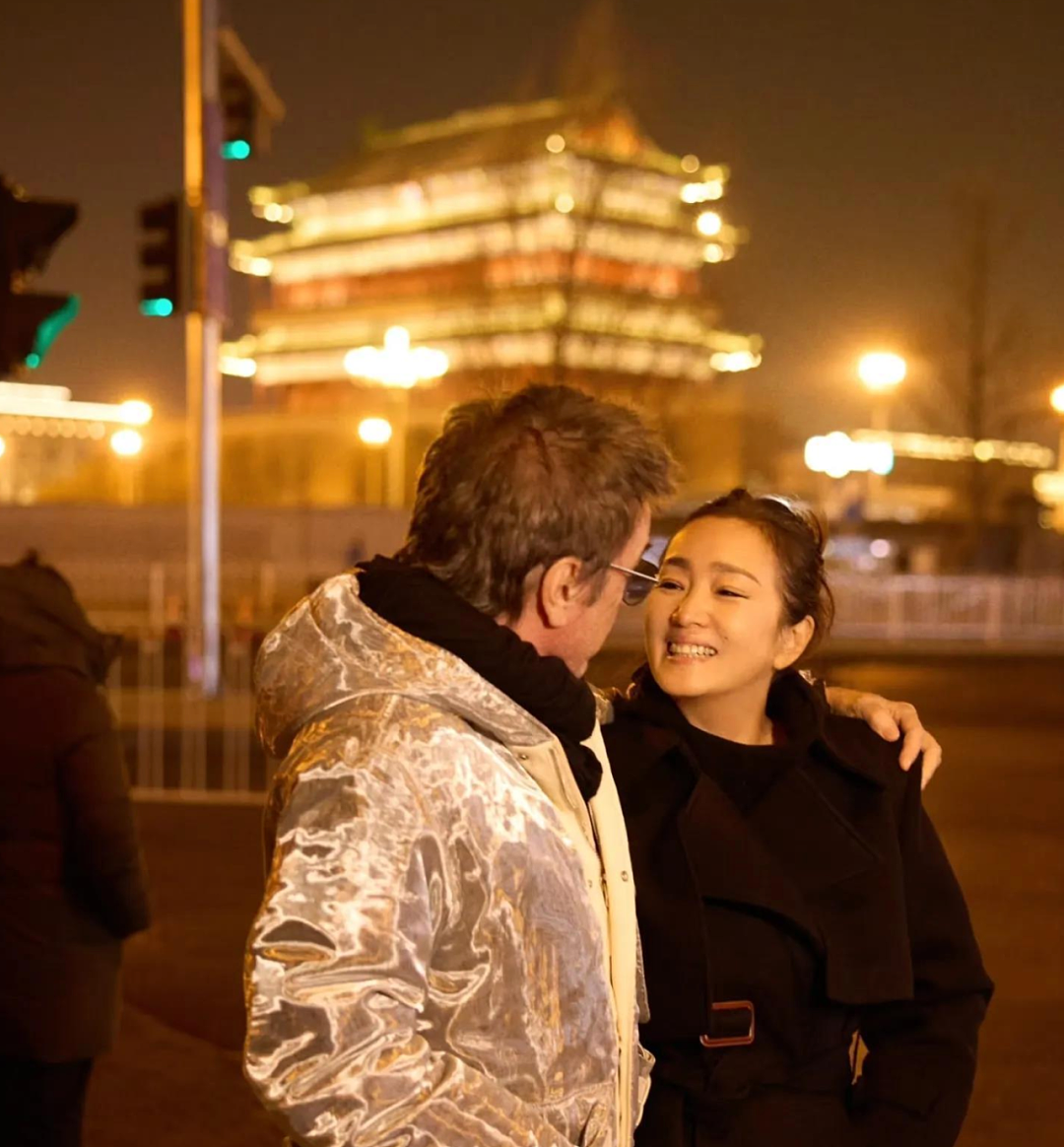 美得炸街,帅到离谱! 59岁巩俐手挽77岁“法拉利“老公逛北京, 依偎互动全网刷屏(组图) - 7