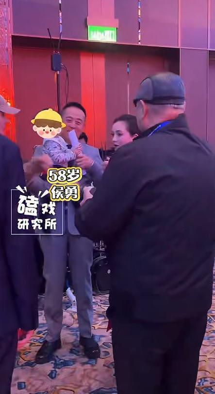 58岁侯勇老来得子！携小20岁三婚妻子亮相澳门，抱1岁儿子笑开花（组图） - 3