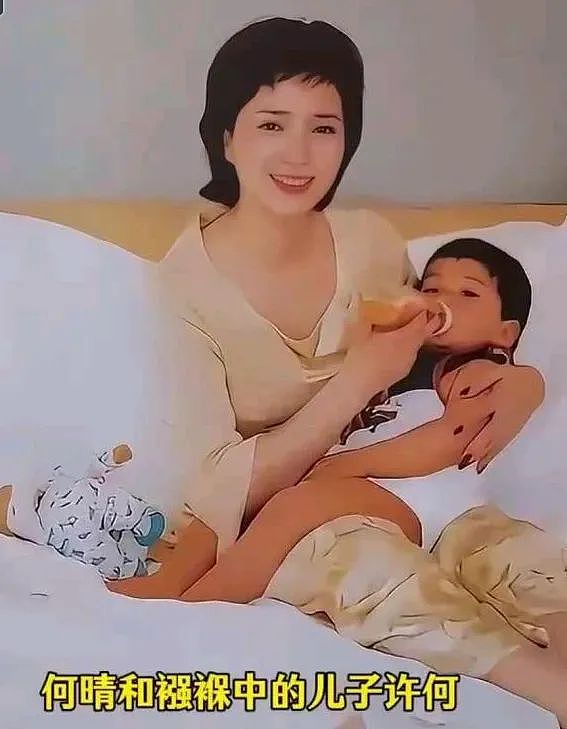 两个不舍：离别时何晴拉儿子手不想放开，许何抱紧骨灰盒不舍分开（组图） - 9