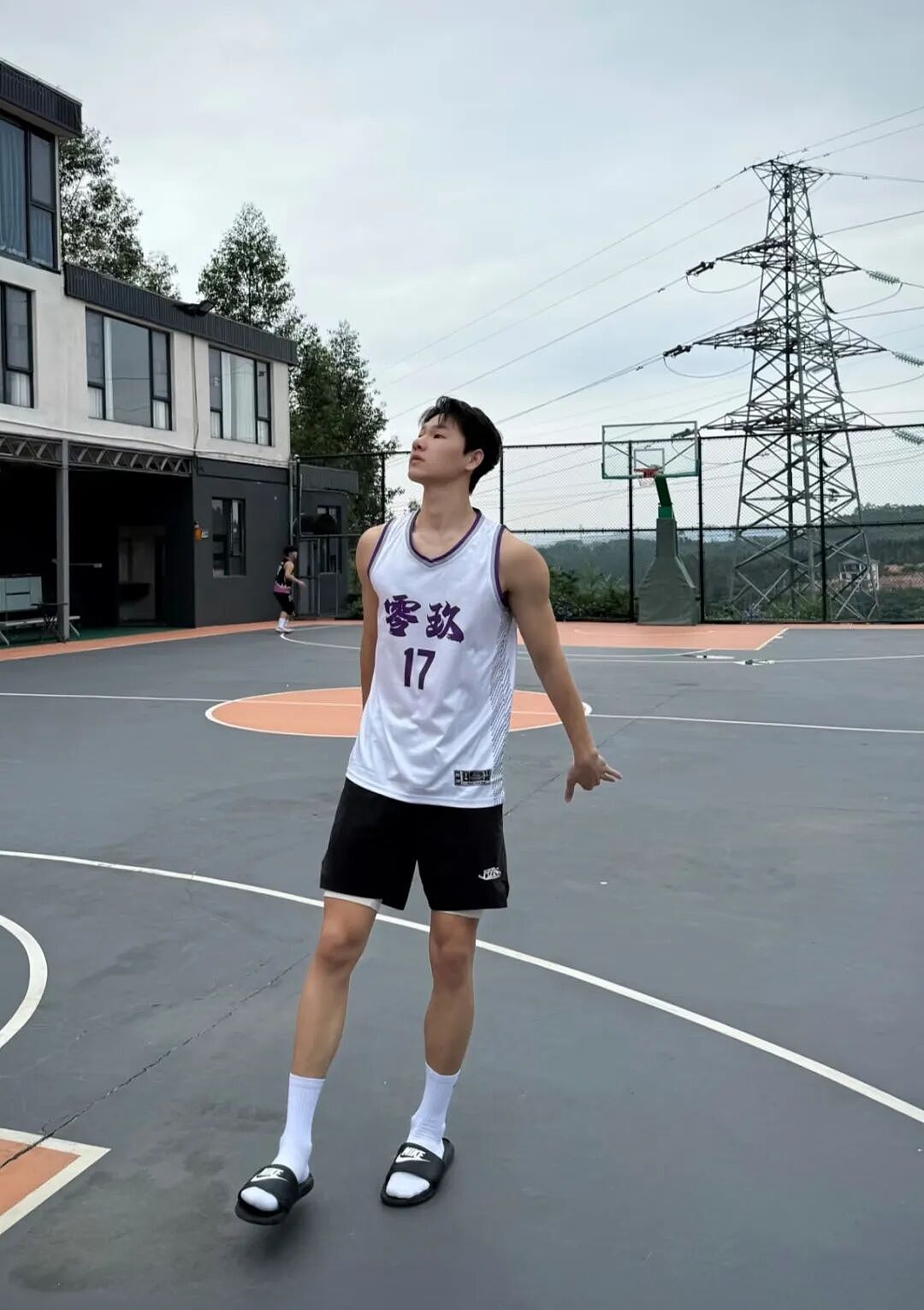 【帅哥】188cm白皮篮球体育生，白袜焊在脚上？腿比命长发育的真好....（组图） - 13