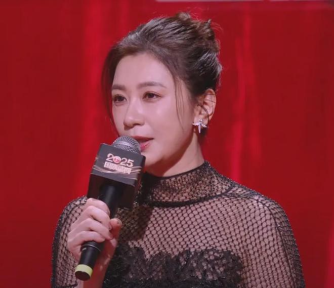 国剧盛典红毯星光黯淡，全靠中年女星撑场，生图显出她们真实状态（组图） - 17