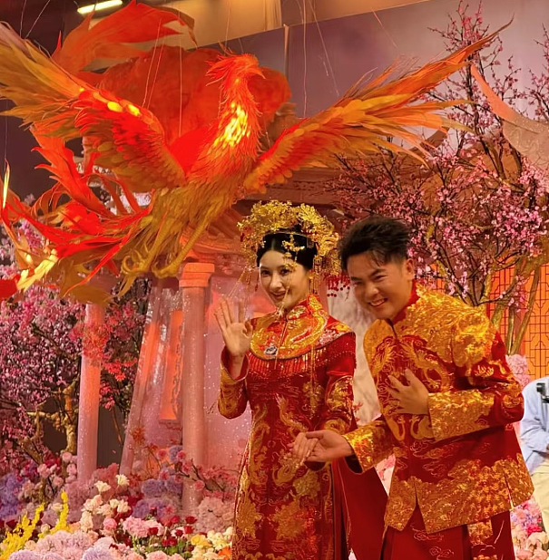600亿强强联姻！霸王茶姬创始人与“光伏女神”办婚礼，婚礼现场全是奶茶（组图） - 4