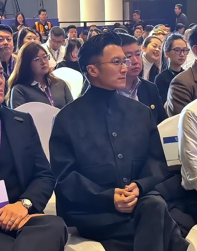 何超琼现身经济论坛,皮松肉垮不敢认,郭晶晶富态霍启刚好娇羞(组图) - 21