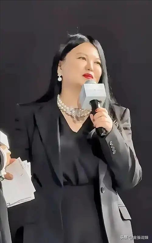 49岁李湘减肥成功,带女儿参加晚宴,一家三口再同框,疑似复婚?(组图) - 6