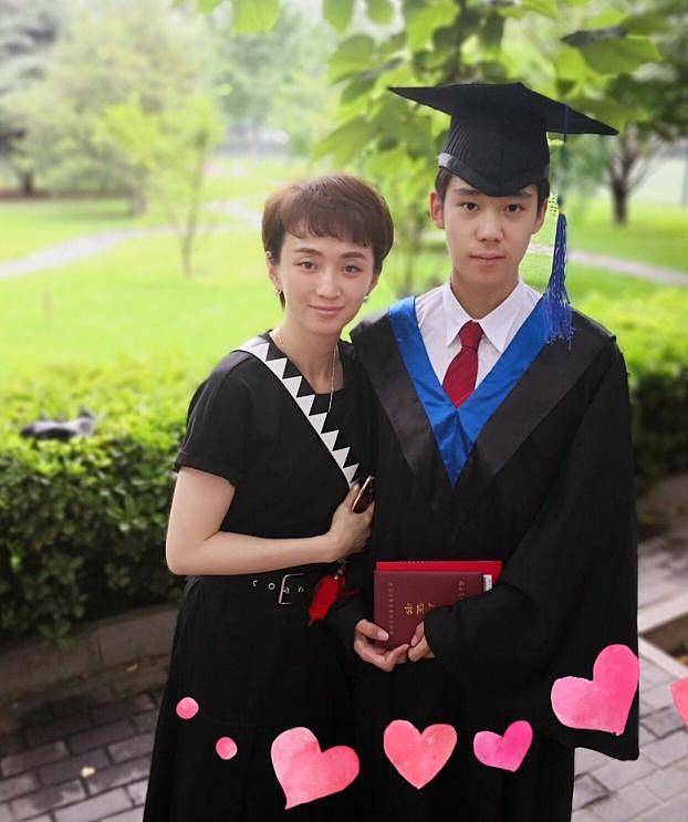 61岁许亚军近况曝光，未参加何晴葬礼，曝许何与后妈张澍真实关系（组图） - 15