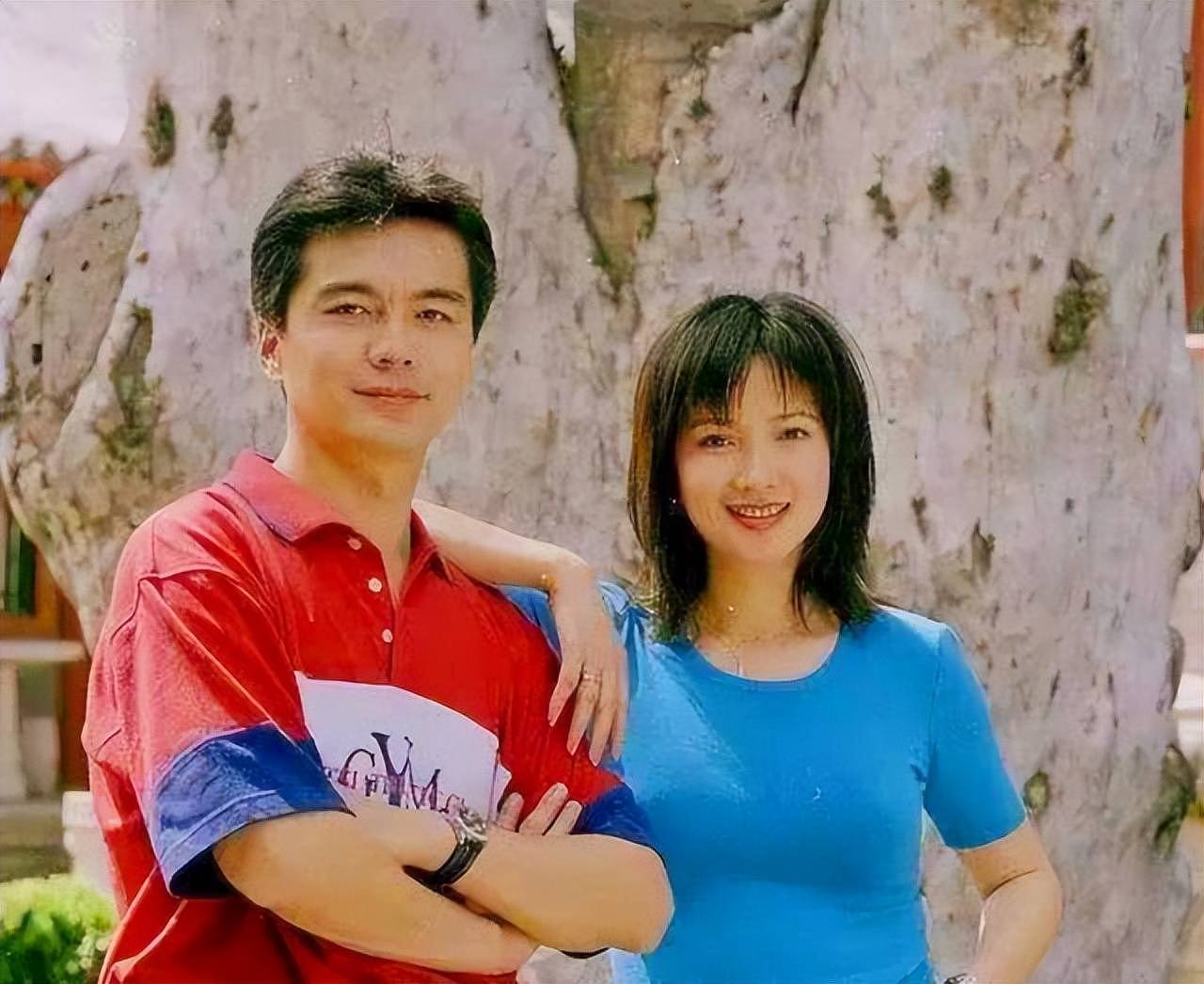 61岁许亚军近况曝光，未参加何晴葬礼，曝许何与后妈张澍真实关系（组图） - 11
