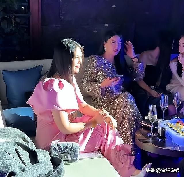 49岁李湘减肥成功,带女儿参加晚宴,一家三口再同框,疑似复婚?(组图) - 22