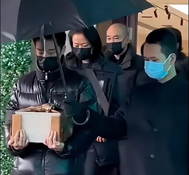 许亚军现身美国！打扮精致与小儿子聚餐，不出席前妻丧礼被骂冷血（组图） - 1