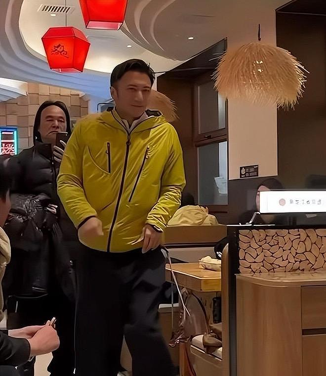 何超琼现身经济论坛,皮松肉垮不敢认,郭晶晶富态霍启刚好娇羞(组图) - 22