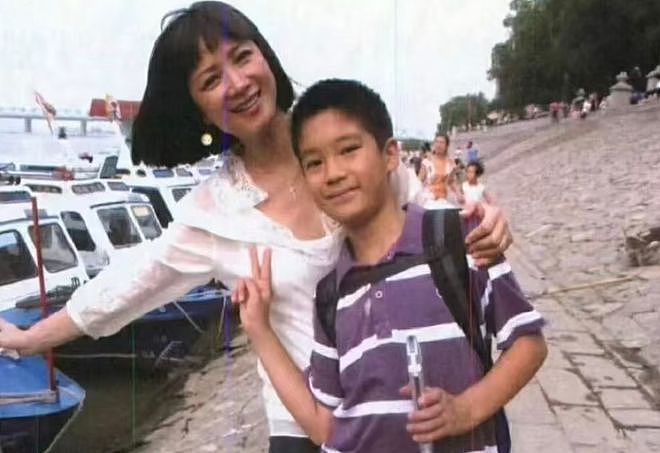 许亚军现身美国！打扮精致与小儿子聚餐，不出席前妻丧礼被骂冷血（组图） - 14