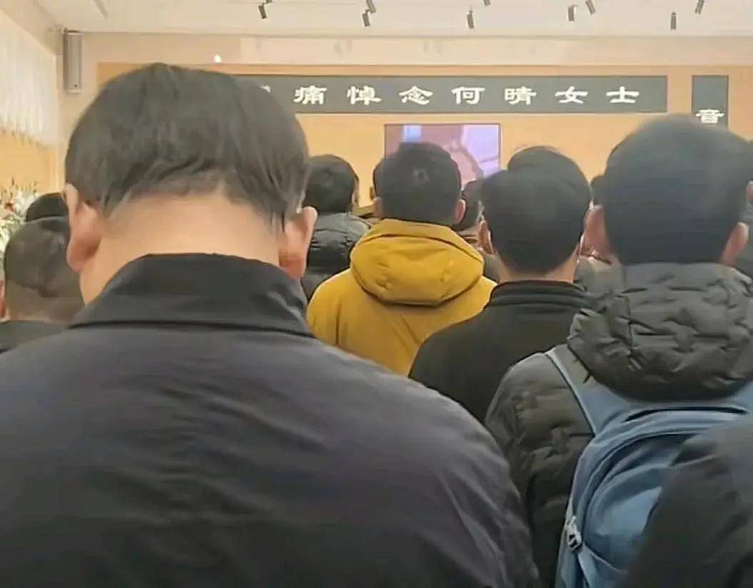 对比明显：许亚军眼睛红肿送何晴最后一程，何晴好友却晒了何晴病床憔悴照（组图） - 4