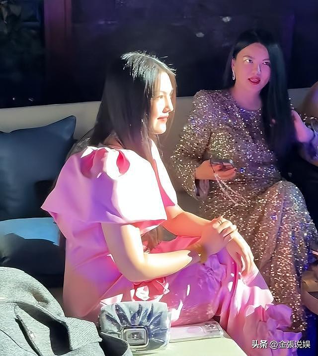 49岁李湘减肥成功,带女儿参加晚宴,一家三口再同框,疑似复婚?(组图) - 17