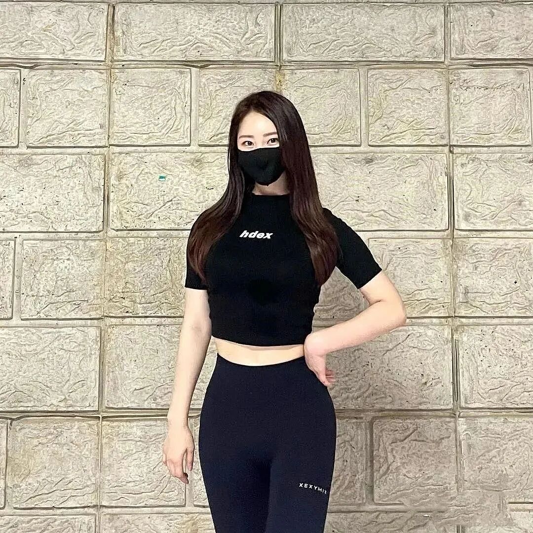 【美女】健身版“玩偶姐姐”凭身材就撩爆宅男，脱下口罩后，就更爱了（组图） - 1