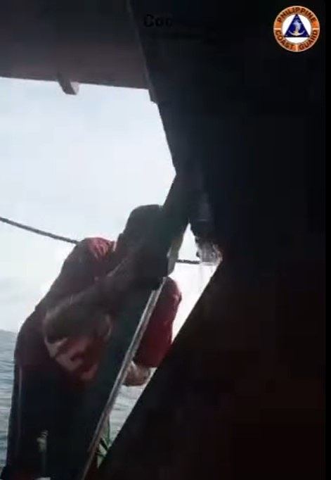 菲方人员持刀挑衅中国海警,专家:菲律宾军方以“武装渔民”碰瓷(组图) - 1