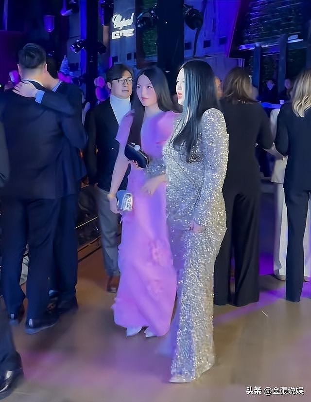 49岁李湘减肥成功,带女儿参加晚宴,一家三口再同框,疑似复婚?(组图) - 14