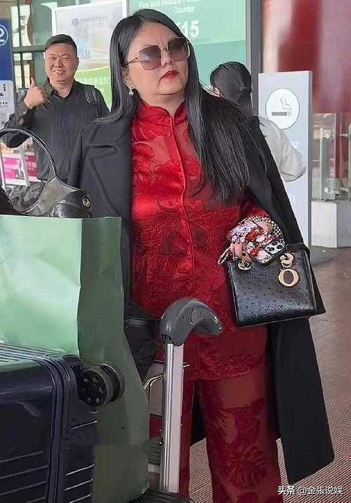 49岁李湘减肥成功,带女儿参加晚宴,一家三口再同框,疑似复婚?(组图) - 3
