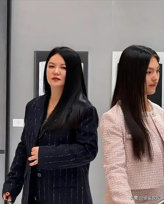 49岁李湘减肥成功,带女儿参加晚宴,一家三口再同框,疑似复婚?(组图) - 34