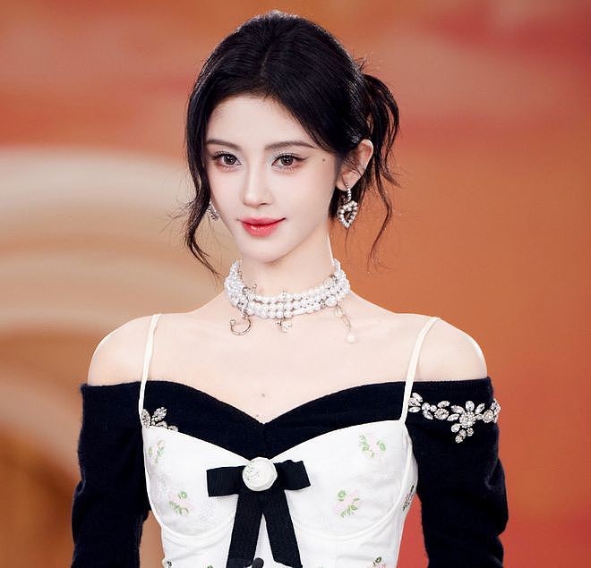 鞠婧祎风波越演越烈！过亿收入被吐槽德不配位，网友呼吁严查税务（组图） - 1