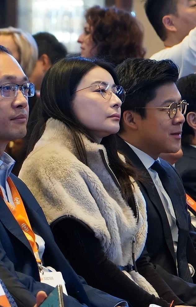 何超琼现身经济论坛,皮松肉垮不敢认,郭晶晶富态霍启刚好娇羞(组图) - 16