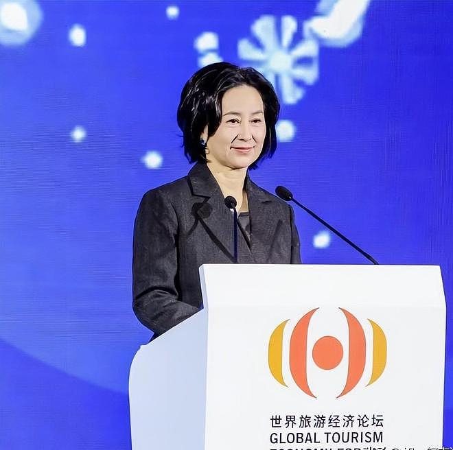 何超琼现身经济论坛,皮松肉垮不敢认,郭晶晶富态霍启刚好娇羞(组图) - 2