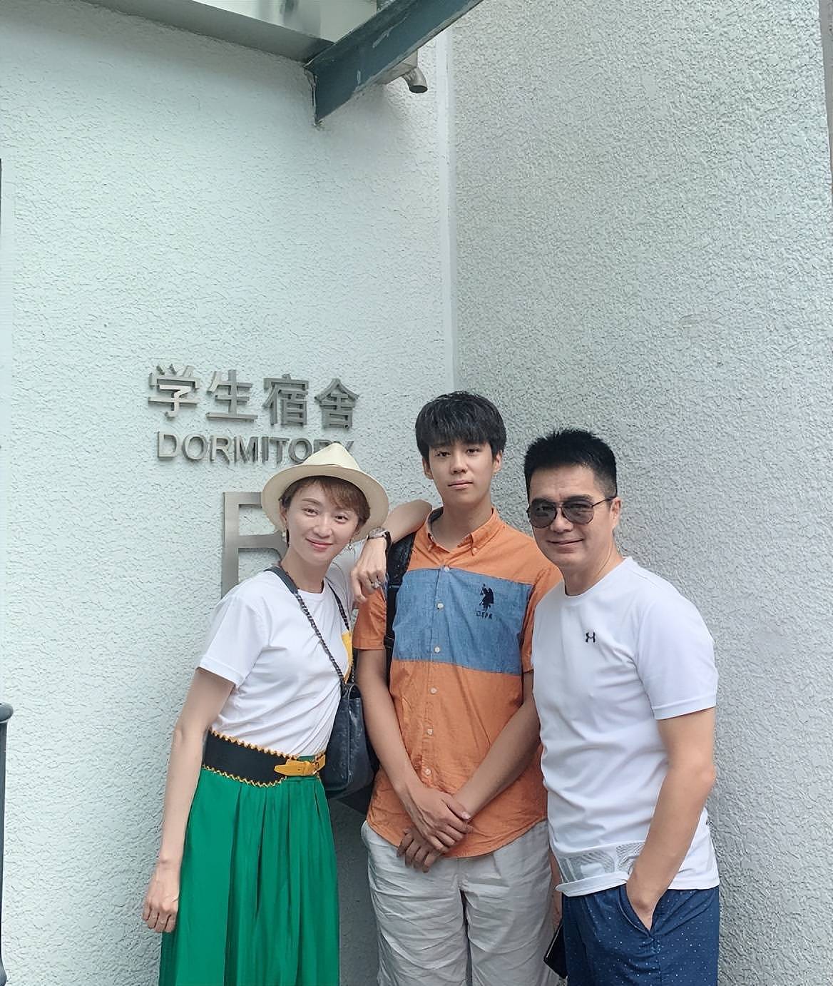 61岁许亚军近况曝光，未参加何晴葬礼，曝许何与后妈张澍真实关系（组图） - 17