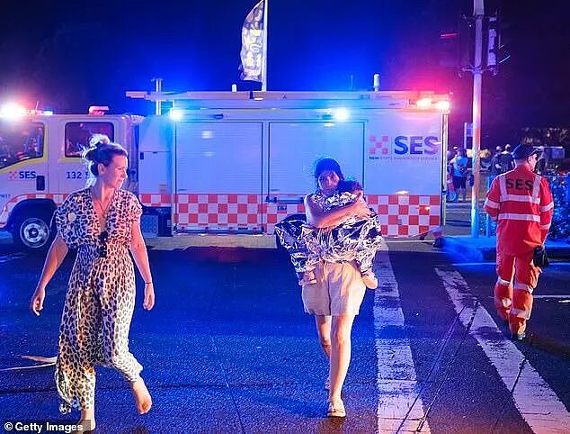 澳洲枪击惨案造大量伤亡,全网为中枪英雄狂捐百万,幸存者单亲妈妈募捐500块买手机,遭网友怒喷...(组图) - 28