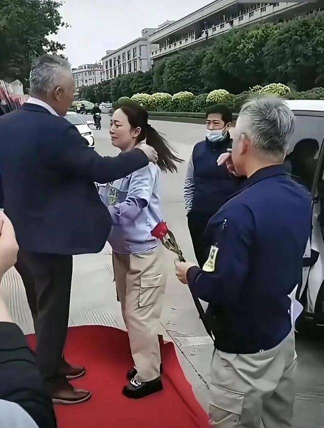 中国员工列队送别日本总裁视频,网友集体破防(组图) - 1