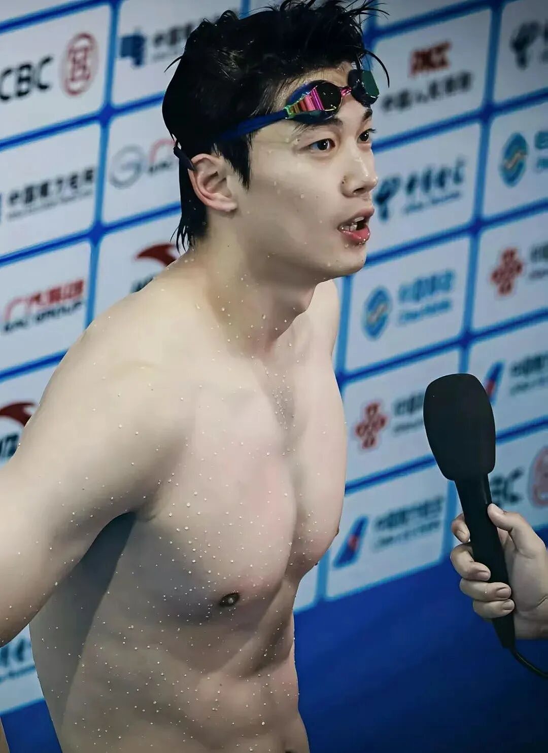 【帅哥】192CM汪顺游泳裤拉太低遮不住了！网友：不愧是泳坛肌肉男菩萨（组图） - 5
