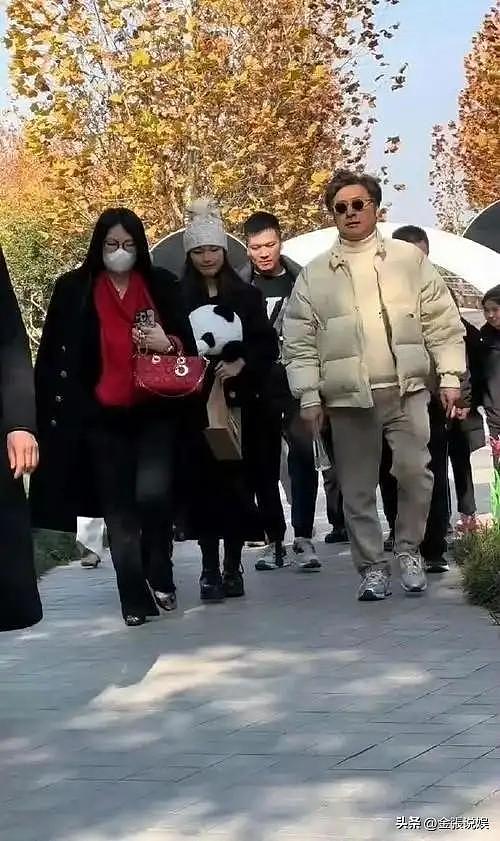 49岁李湘减肥成功,带女儿参加晚宴,一家三口再同框,疑似复婚?(组图) - 28