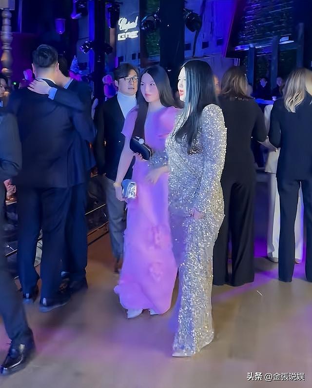 49岁李湘减肥成功,带女儿参加晚宴,一家三口再同框,疑似复婚?(组图) - 15