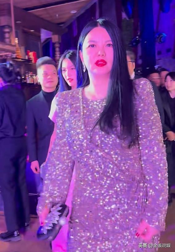 49岁李湘减肥成功,带女儿参加晚宴,一家三口再同框,疑似复婚?(组图) - 16