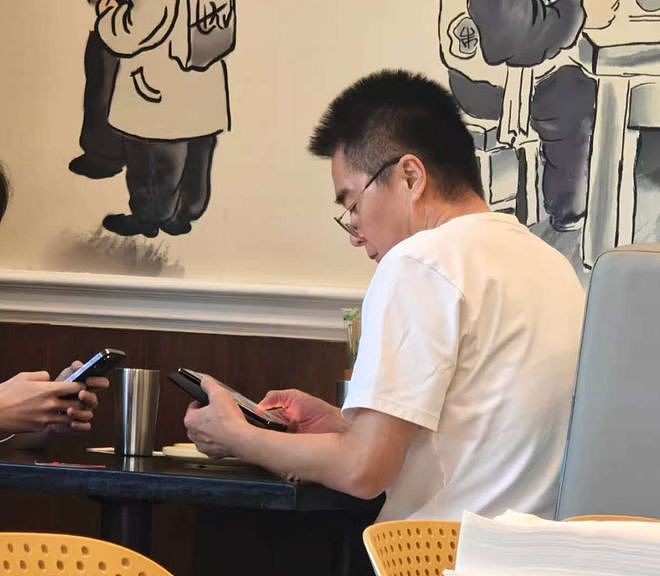许亚军现身美国！打扮精致与小儿子聚餐，不出席前妻丧礼被骂冷血（组图） - 3