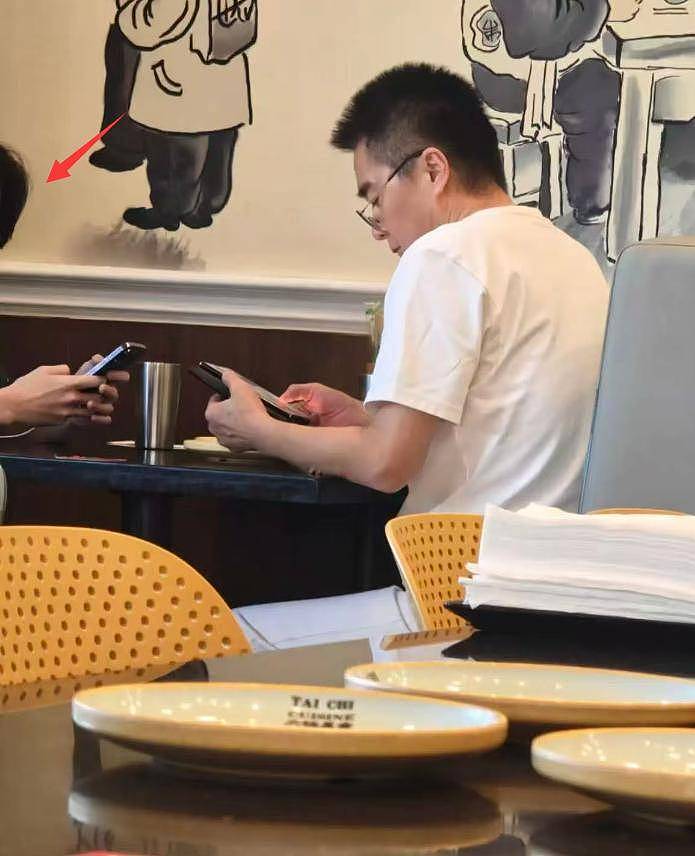 61岁许亚军近况曝光，未参加何晴葬礼，曝许何与后妈张澍真实关系（组图） - 6