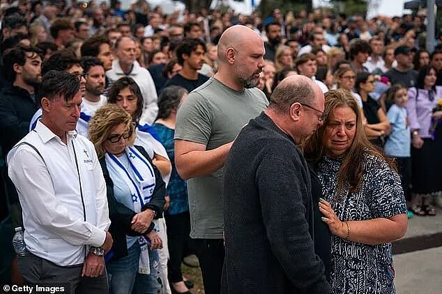 澳洲枪击惨案造大量伤亡,全网为中枪英雄狂捐百万,幸存者单亲妈妈募捐500块买手机,遭网友怒喷...(组图) - 1