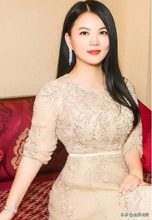49岁李湘减肥成功,带女儿参加晚宴,一家三口再同框,疑似复婚?(组图) - 4