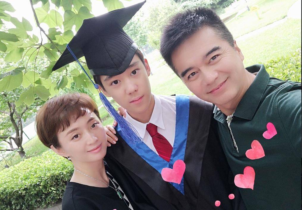 61岁许亚军近况曝光，未参加何晴葬礼，曝许何与后妈张澍真实关系（组图） - 16