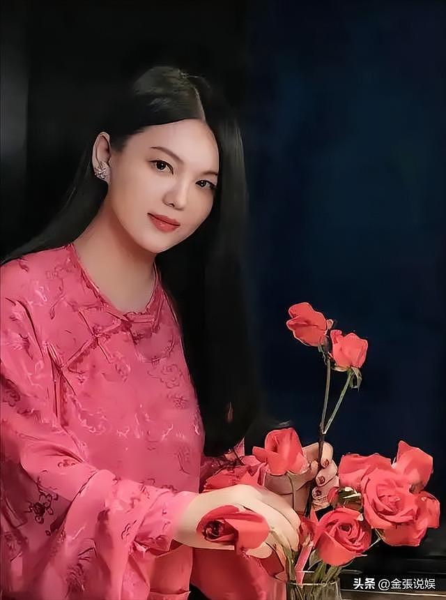 49岁李湘减肥成功,带女儿参加晚宴,一家三口再同框,疑似复婚?(组图) - 7