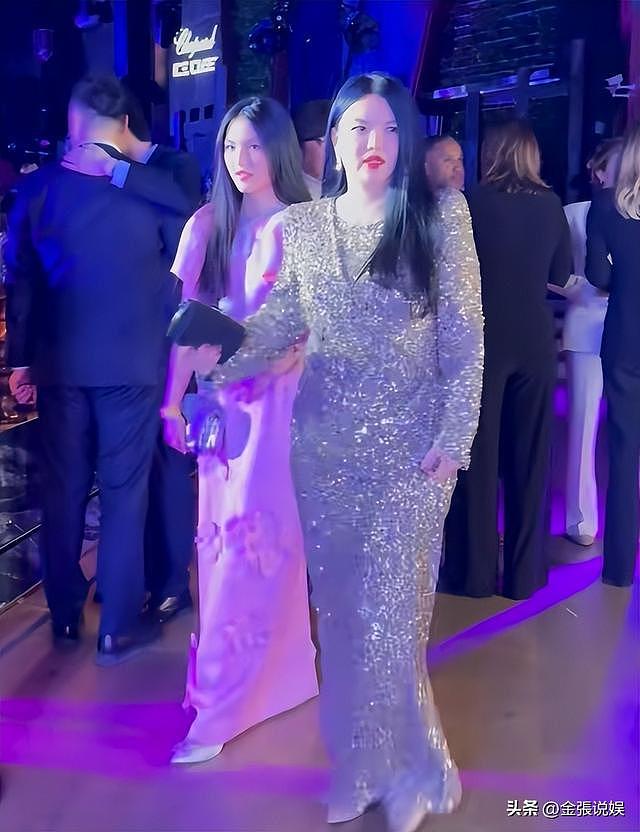 49岁李湘减肥成功,带女儿参加晚宴,一家三口再同框,疑似复婚?(组图) - 1