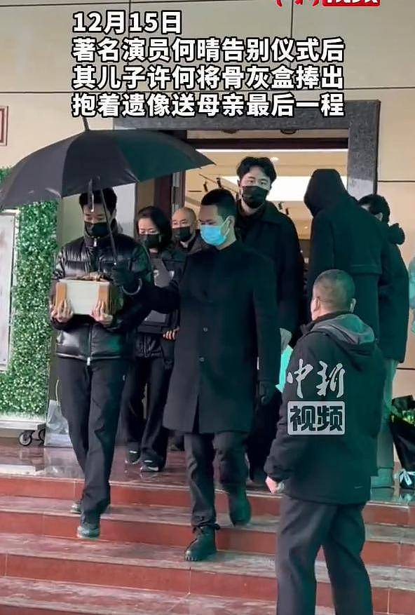 61岁许亚军近况曝光，未参加何晴葬礼，曝许何与后妈张澍真实关系（组图） - 3
