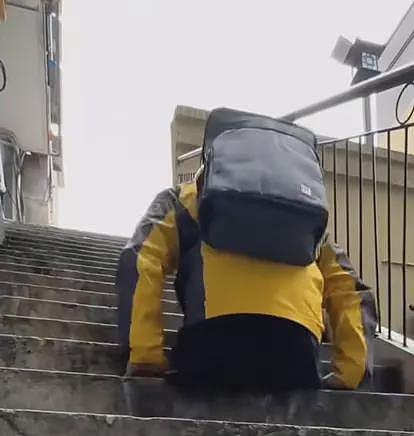 又翻车!媒体称赞39岁无腿外卖员很励志,却被网友一边倒怒批(组图) - 5