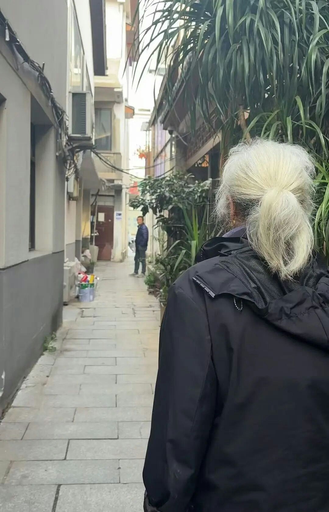 73岁盲人老妇求助路人带路遭疑是“人贩子”网暴，拍摄者道歉（组图） - 2
