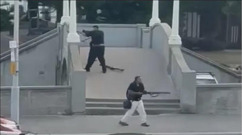 是谁击毙了枪手?澳洲海滩枪击之后,移民政策搁置;枪手的国籍风波,印度政府急了;被捕枪手已经苏醒,开始接受问话(组图) - 10