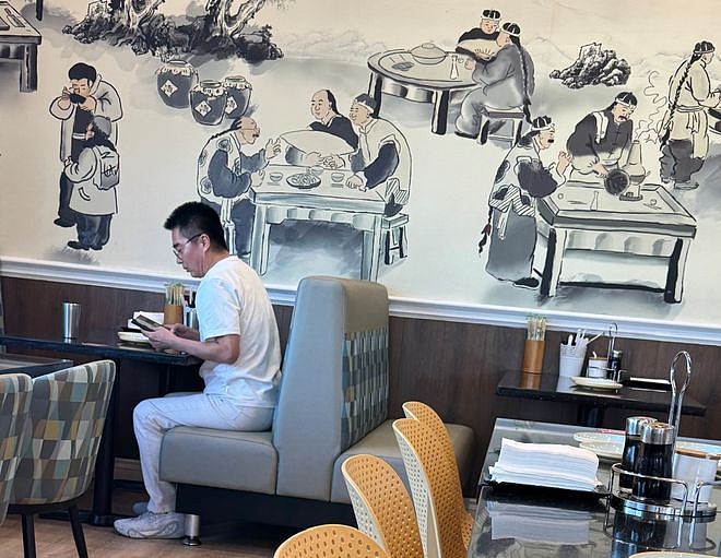 许亚军现身美国！打扮精致与小儿子聚餐，不出席前妻丧礼被骂冷血（组图） - 4