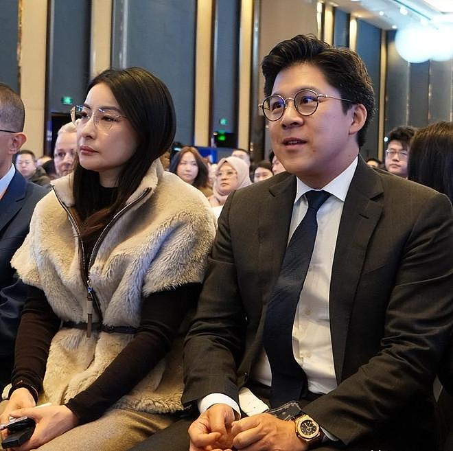 何超琼现身经济论坛,皮松肉垮不敢认,郭晶晶富态霍启刚好娇羞(组图) - 17