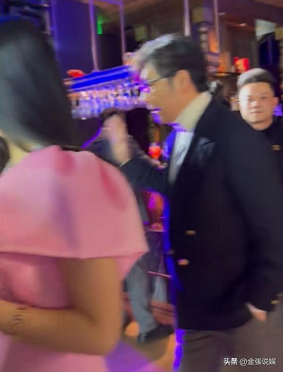 49岁李湘减肥成功,带女儿参加晚宴,一家三口再同框,疑似复婚?(组图) - 21