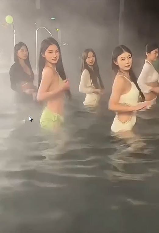 直播泳池男女水中嬉闹性感热舞,4000多万粉丝网红遭批低俗擦边(视频/组图) - 4